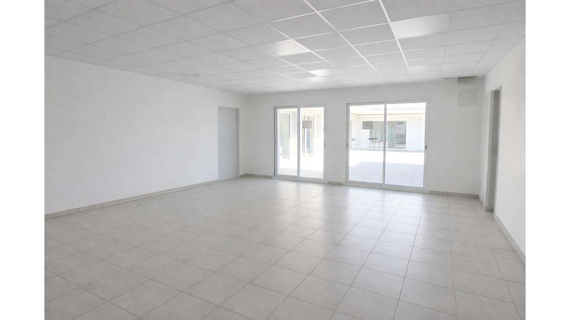 A louer bureaux de 488m² en za Solliès-Pont