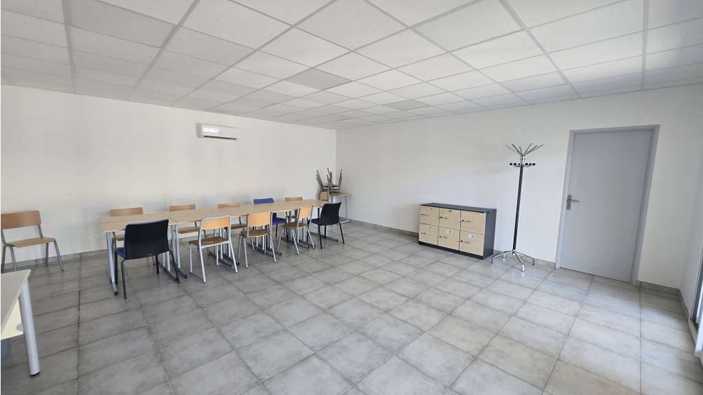 A louer bureaux de 488m² en za Solliès-Pont