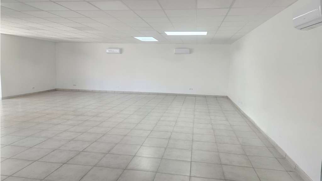 A louer bureaux de 488m² en za Solliès-Pont