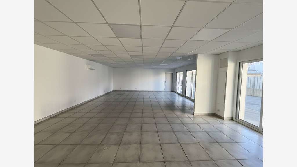 A louer bureaux de 488m² en za Solliès-Pont