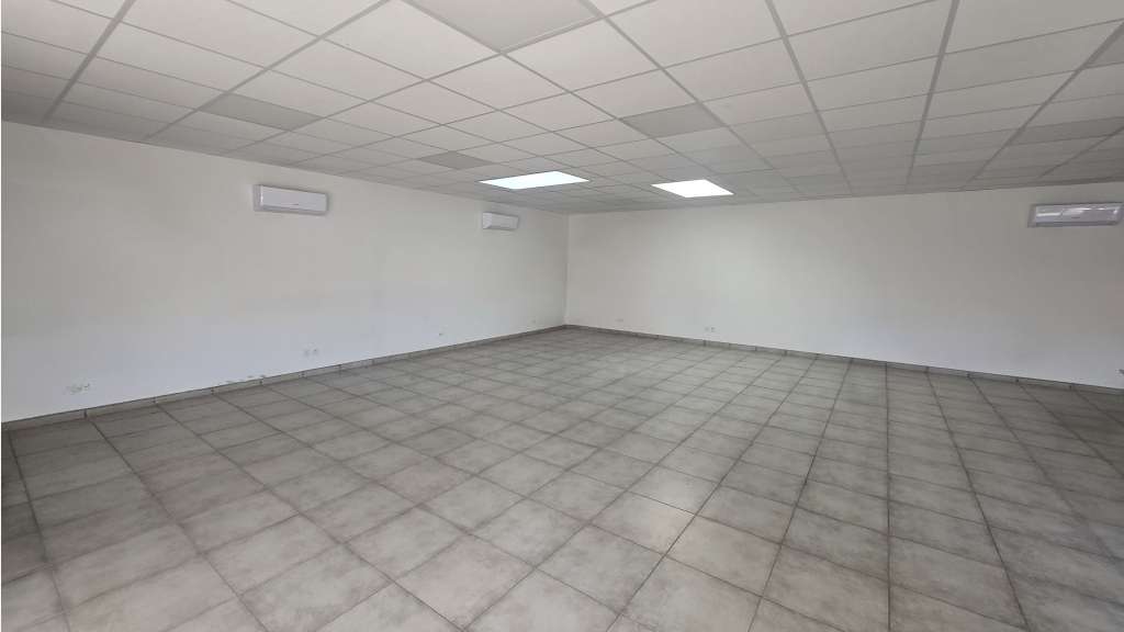 A louer bureaux de 488m² en za Solliès-Pont
