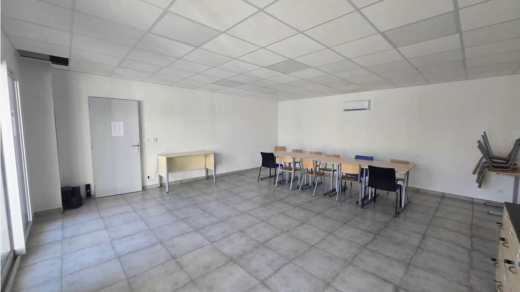 A louer bureaux de 488m² en za Solliès-Pont