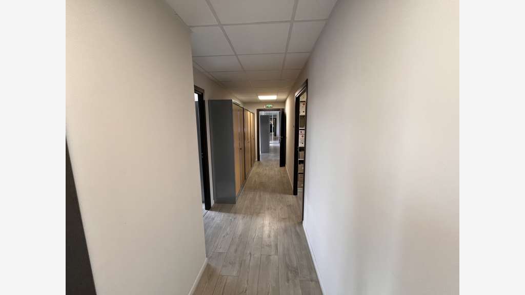 A louer bureaux de 130m² R+1 à l'entrée de Toulon
