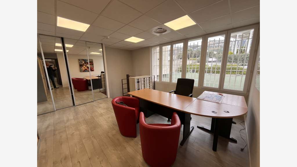 A louer bureaux de 130m² R+1 à l'entrée de Toulon