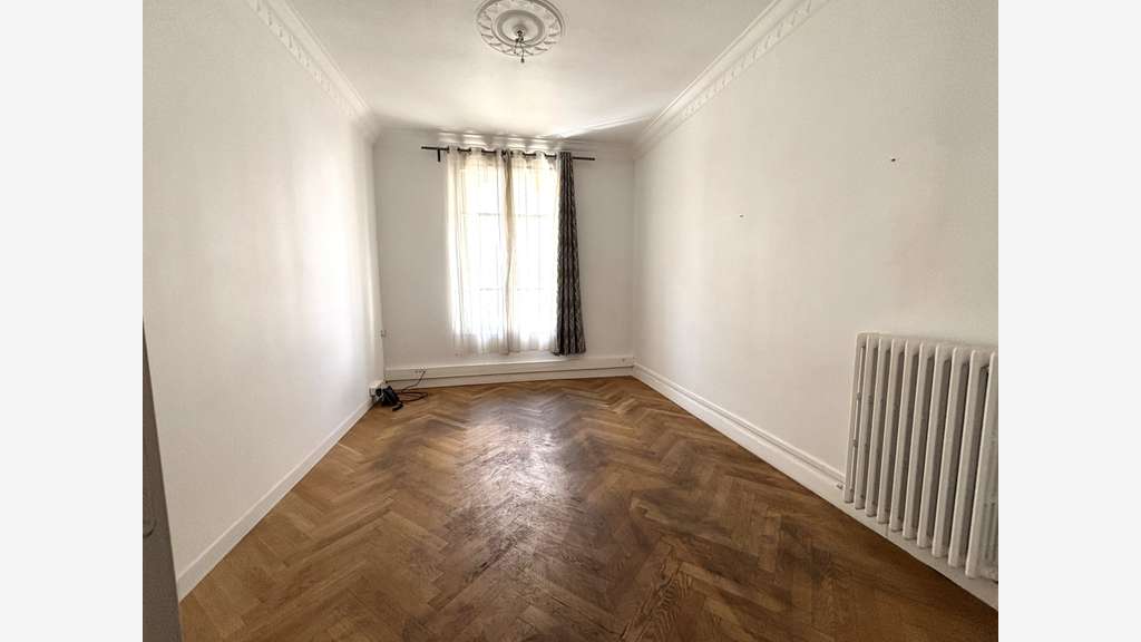 LOCAL PROFESSIONNEL TOULON 1300 HT euros/mois CC