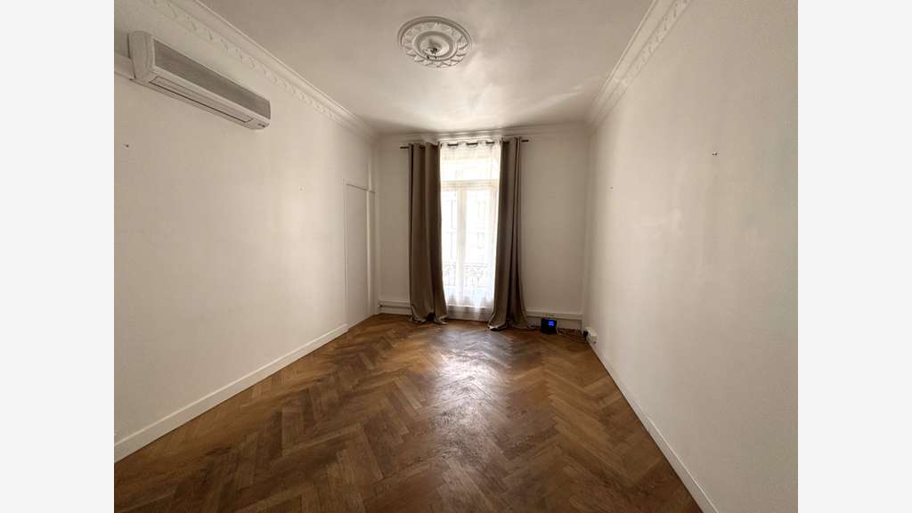 LOCAL PROFESSIONNEL TOULON 1300 HT euros/mois CC