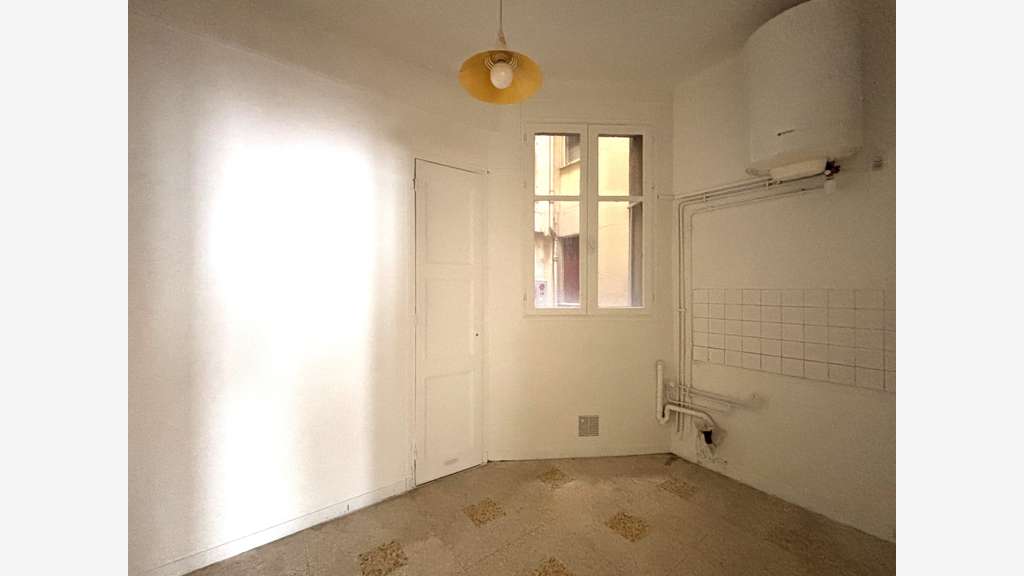 LOCAL PROFESSIONNEL TOULON 1300 HT euros/mois CC