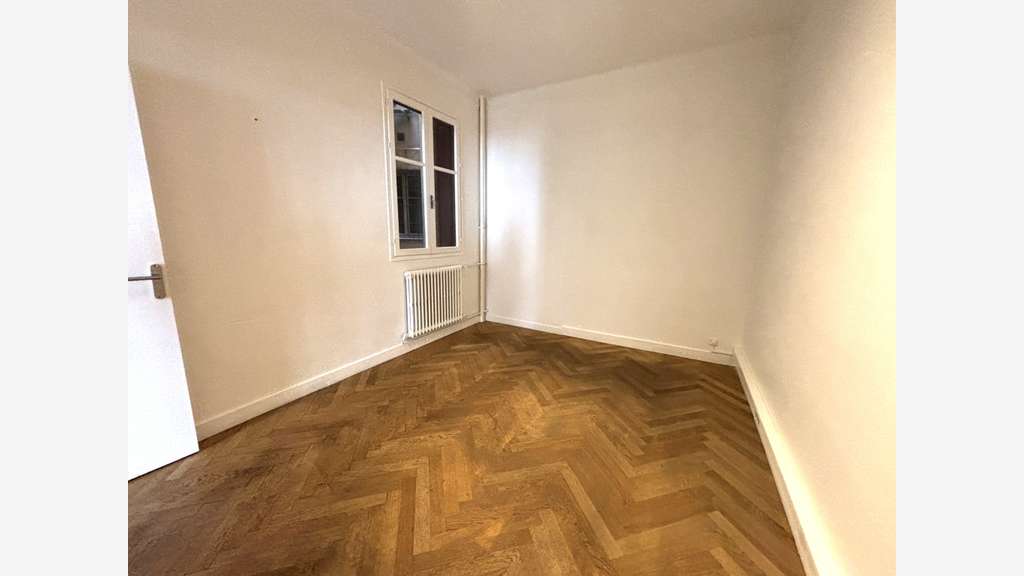 LOCAL PROFESSIONNEL TOULON 1300 HT euros/mois CC