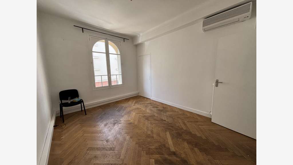 LOCAL PROFESSIONNEL TOULON 1300 HT euros/mois CC