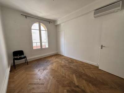 LOCAL PROFESSIONNEL TOULON 1300 HT euros/mois CC