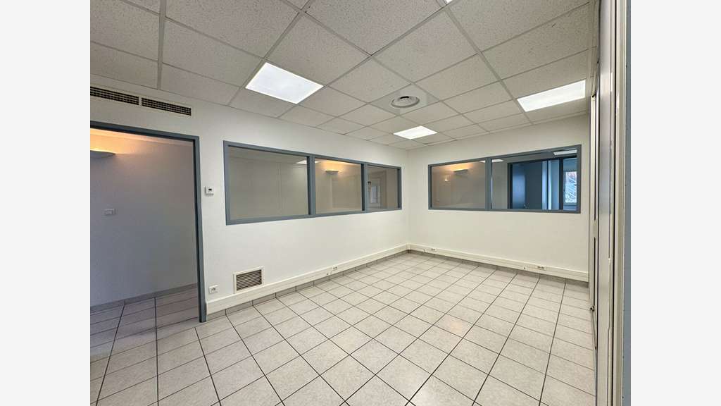 A louer bureaux 104m² zone Thibault / Monlong