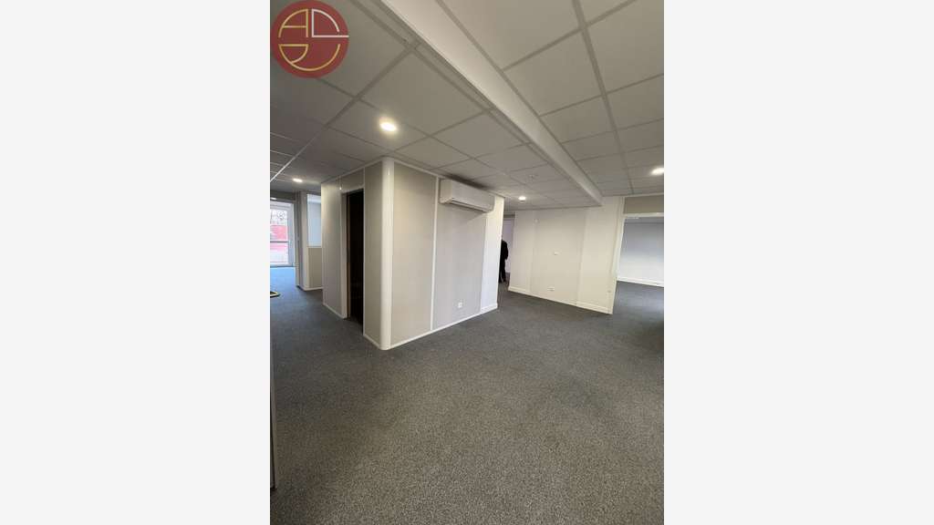 Loue bureaux de 195m² à Toulouse Médiathèque