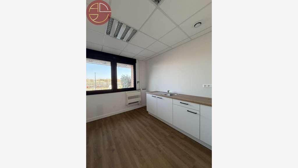 Loue bureaux de 195m² à Toulouse Médiathèque