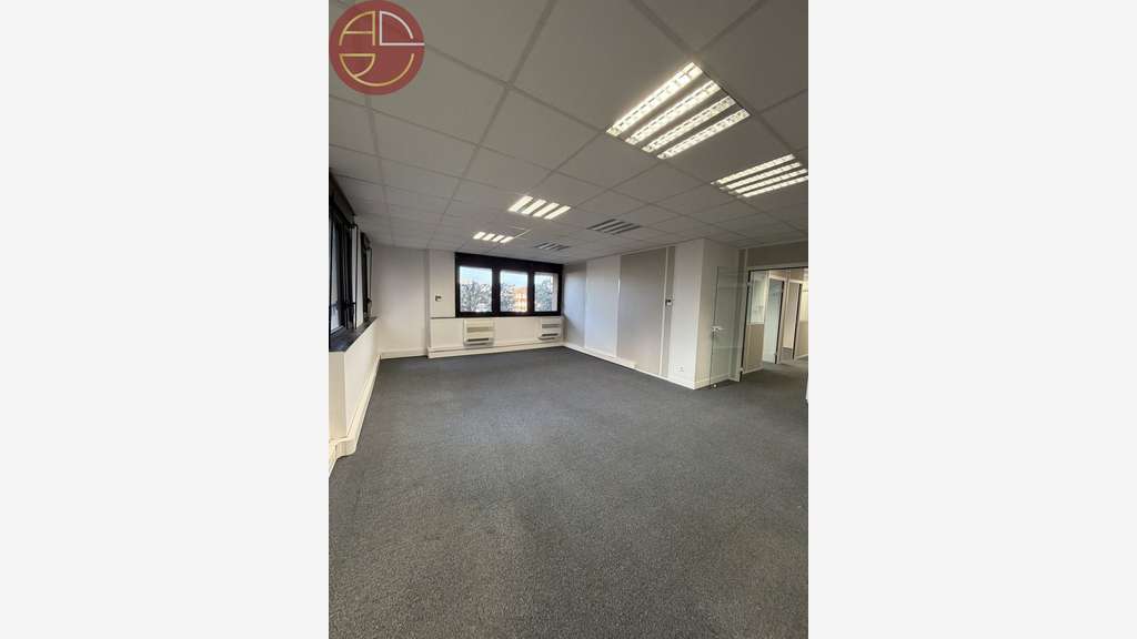 Loue bureaux de 195m² à Toulouse Médiathèque