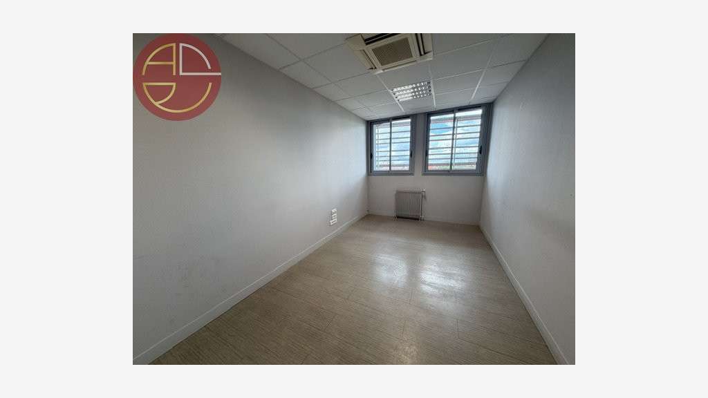 HYPERCENTRE CENTRE BUREAUX 234M² compatibles ERP 5