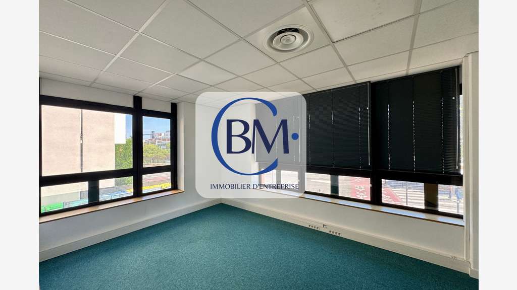 À LOUER - BUREAUX DE 108 m² AVEC 4 PARKINGS - T