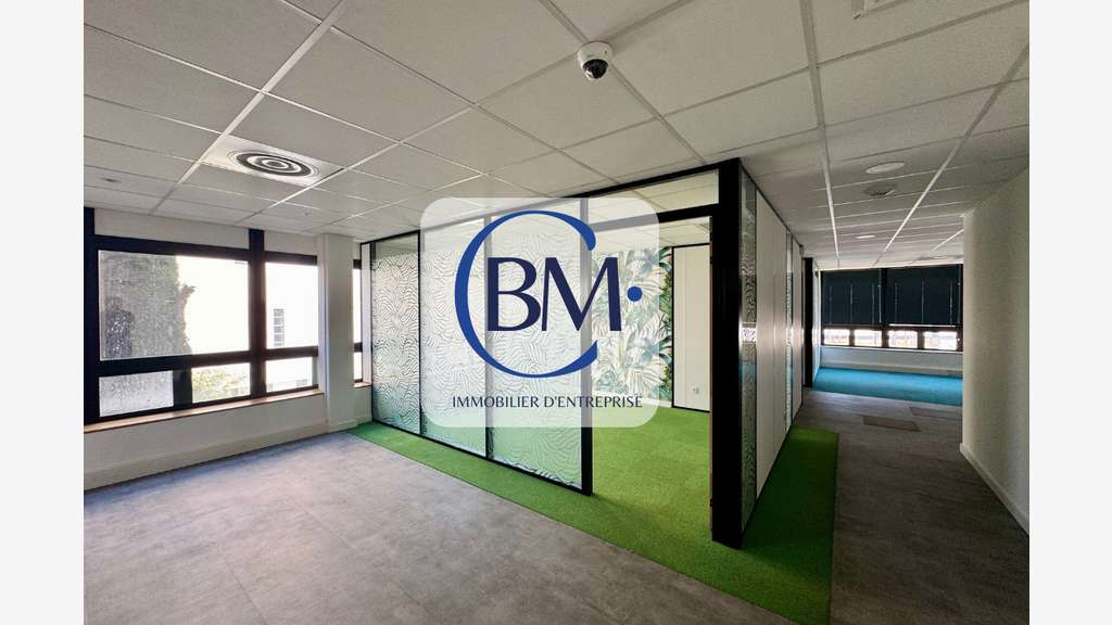 À LOUER - BUREAUX DE 108 m² AVEC 4 PARKINGS - T