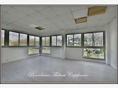 A louer bureaux rénovés 65m² 2 parkings à Trappes