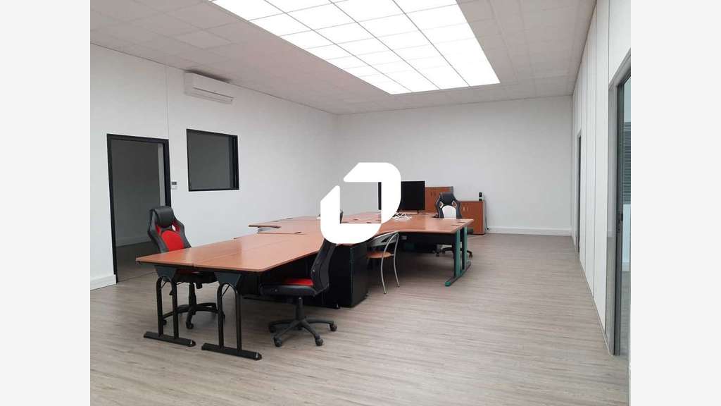 A louer Bureaux 576m² Trappes