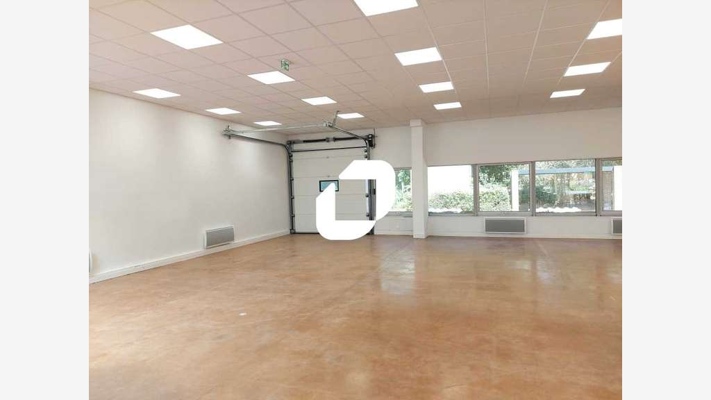 A louer Bureaux 864m² Trappes