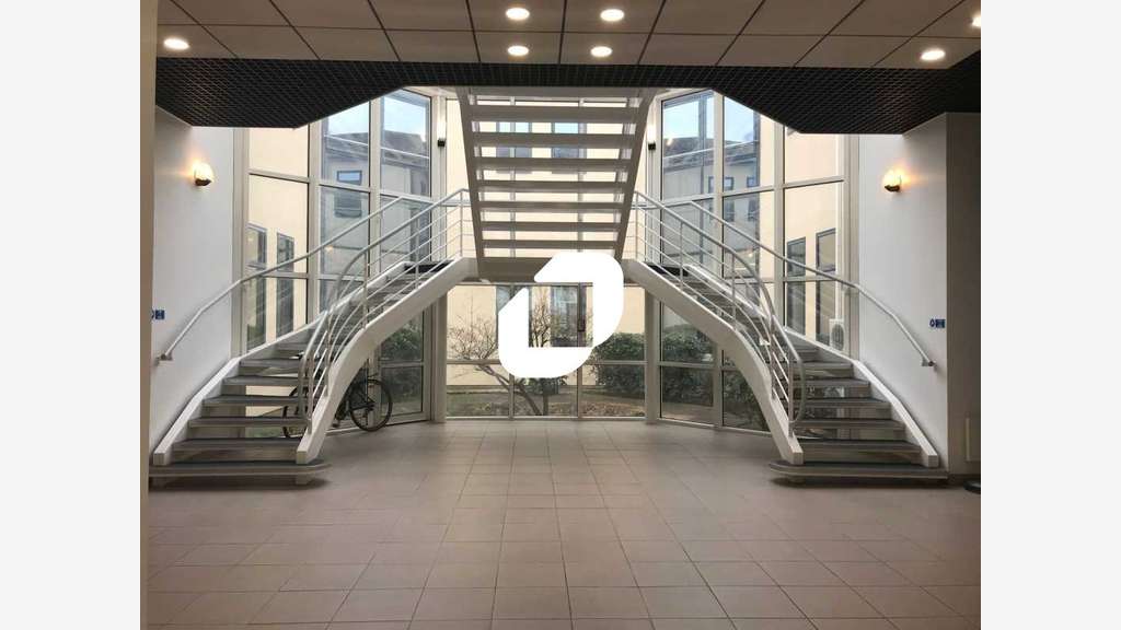 A louer Bureaux 1333m² Trappes