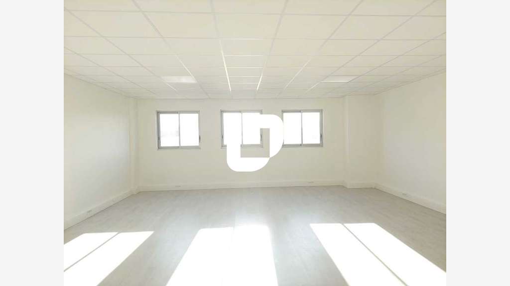 A louer Bureaux 96m² Trappes