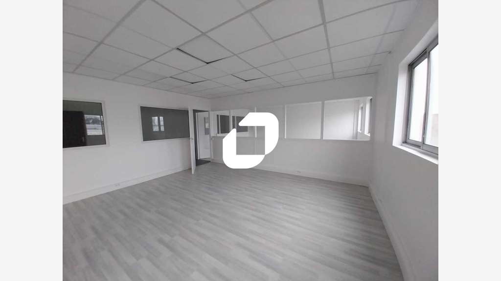 A louer Bureaux 96m² Trappes