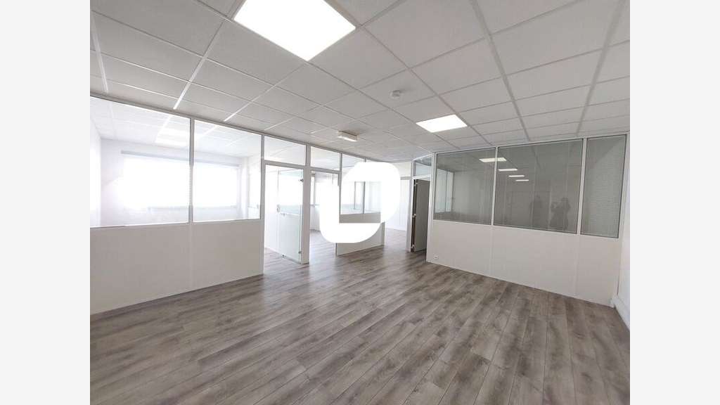A louer Bureaux 125m² Trappes
