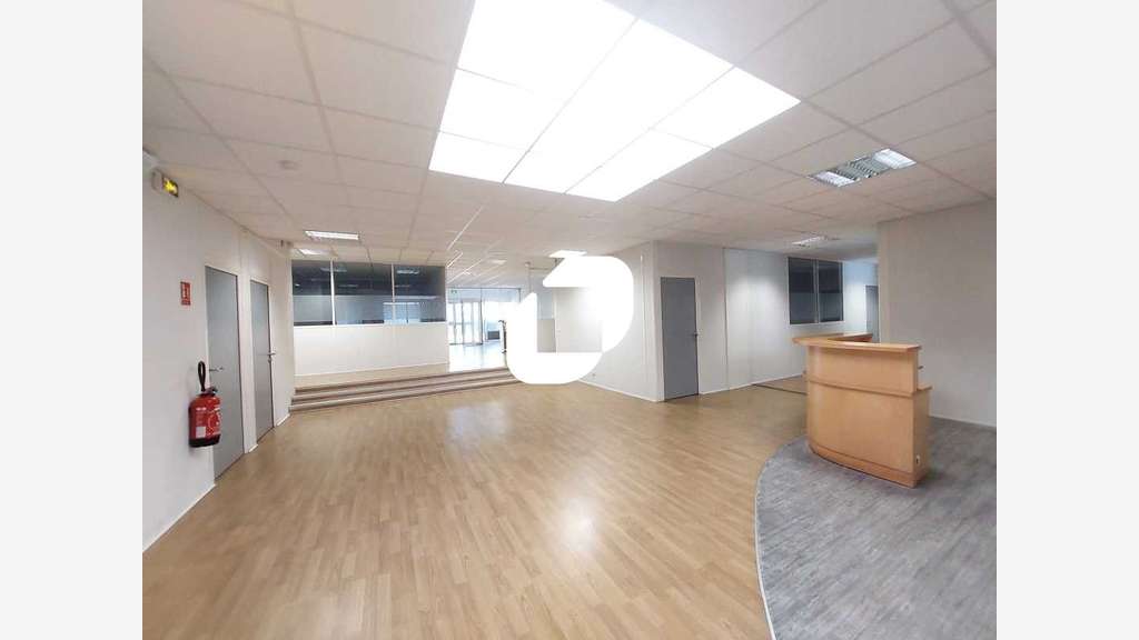 A louer Bureaux 864m² Trappes