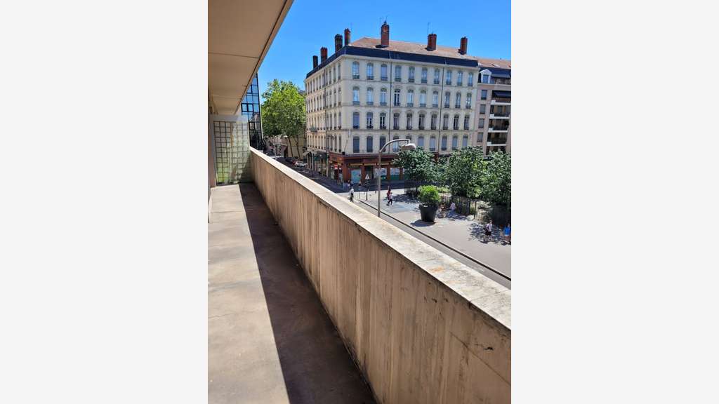 A louer bureau 112m² devant métro Lyon 6 Massena