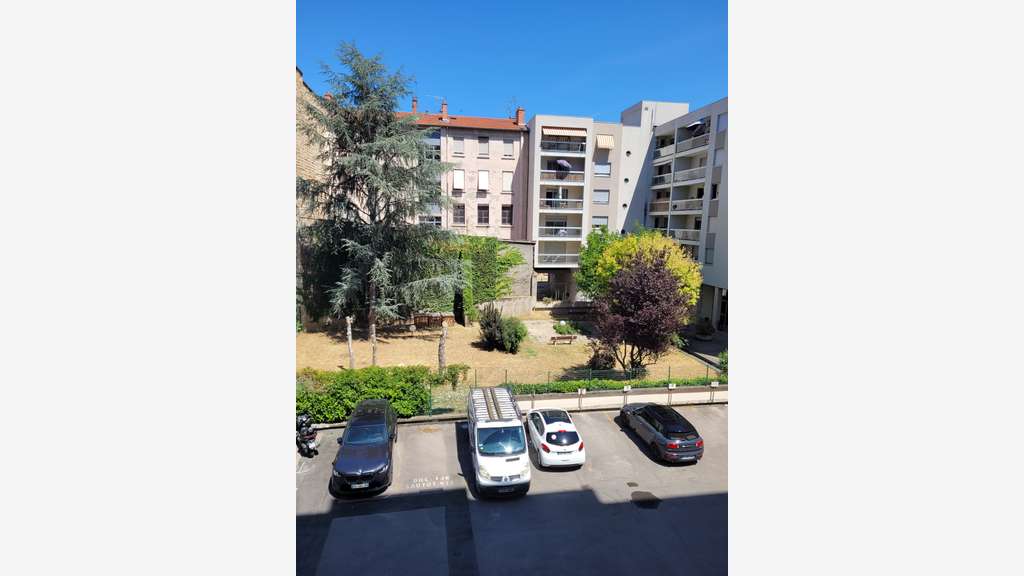 A louer bureau 112m² devant métro Lyon 6 Massena
