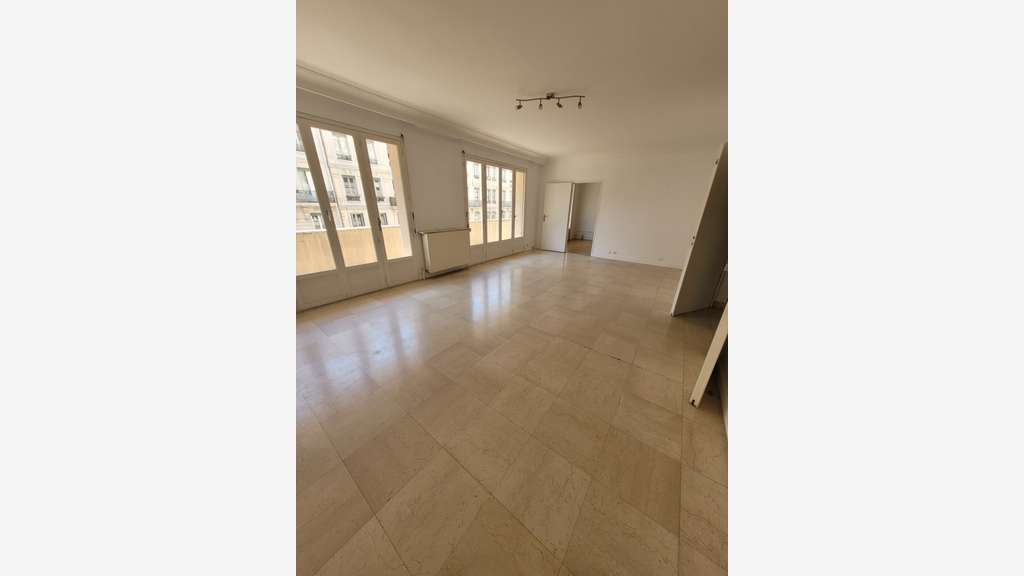 A louer bureau 112m² devant métro Lyon 6 Massena