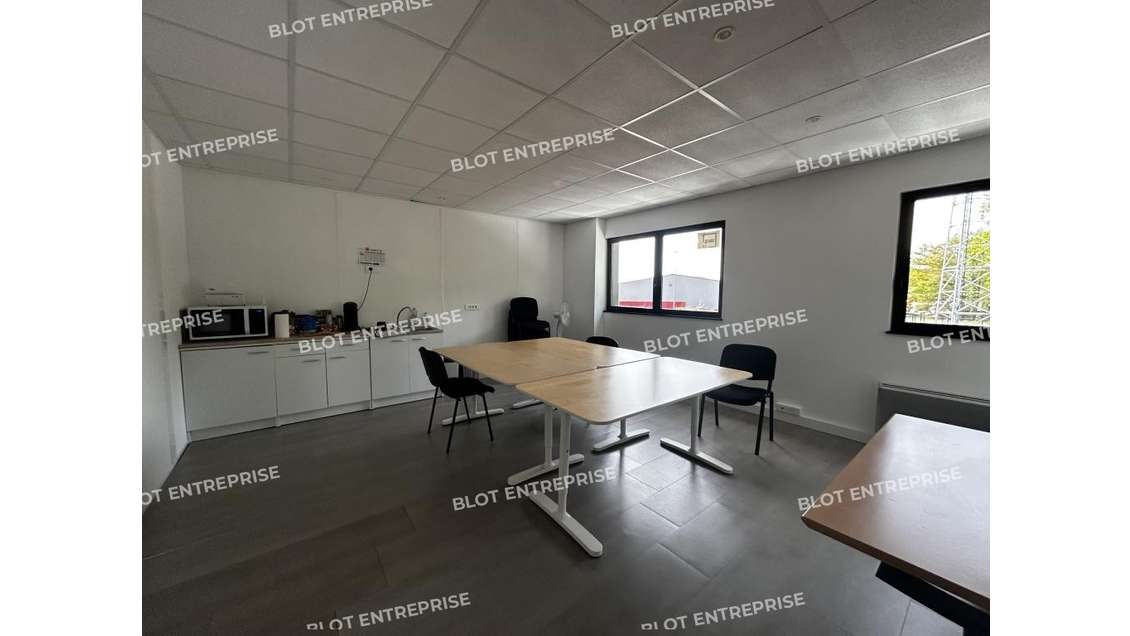 À LOUER - BUREAUX - 232 M² - TREILLIERES