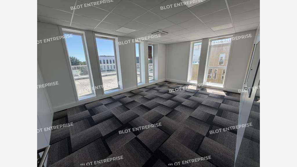 À LOUER - BUREAUX - 352 M² - TREILLIERES
