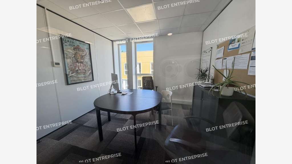 À LOUER - BUREAUX - 352 M² - TREILLIERES