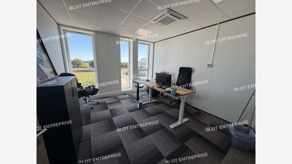 À LOUER - BUREAUX - 352 M² - TREILLIERES