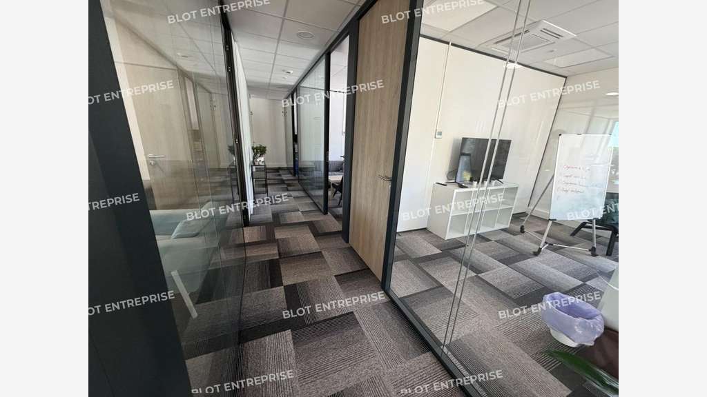 À LOUER - BUREAUX - 352 M² - TREILLIERES