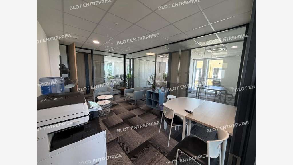 À LOUER - BUREAUX - 352 M² - TREILLIERES