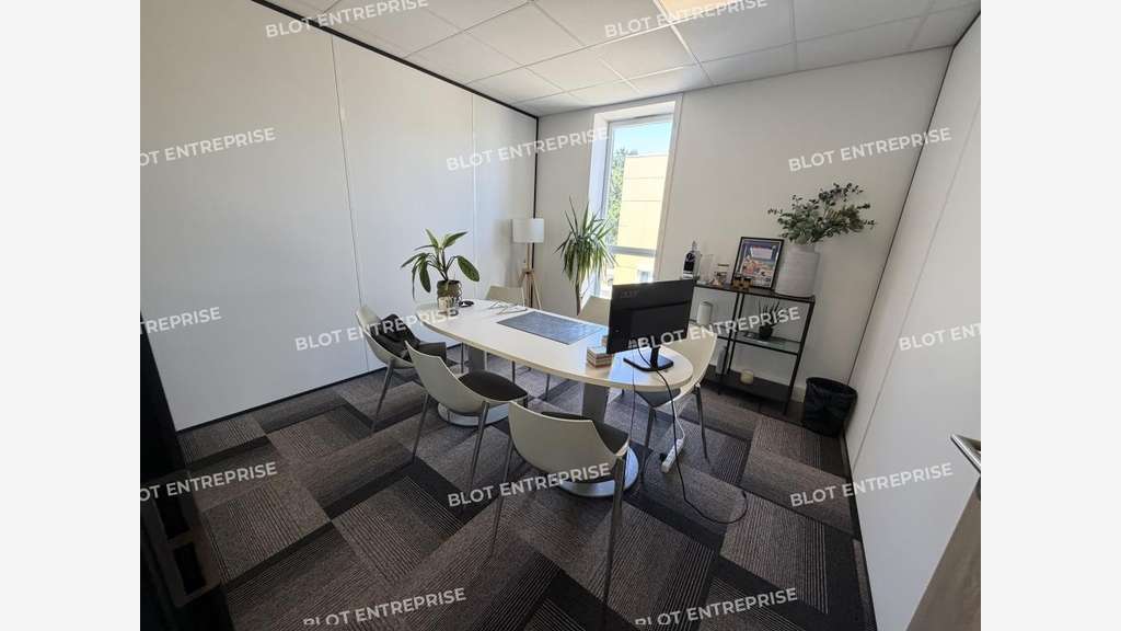 À LOUER - BUREAUX - 352 M² - TREILLIERES