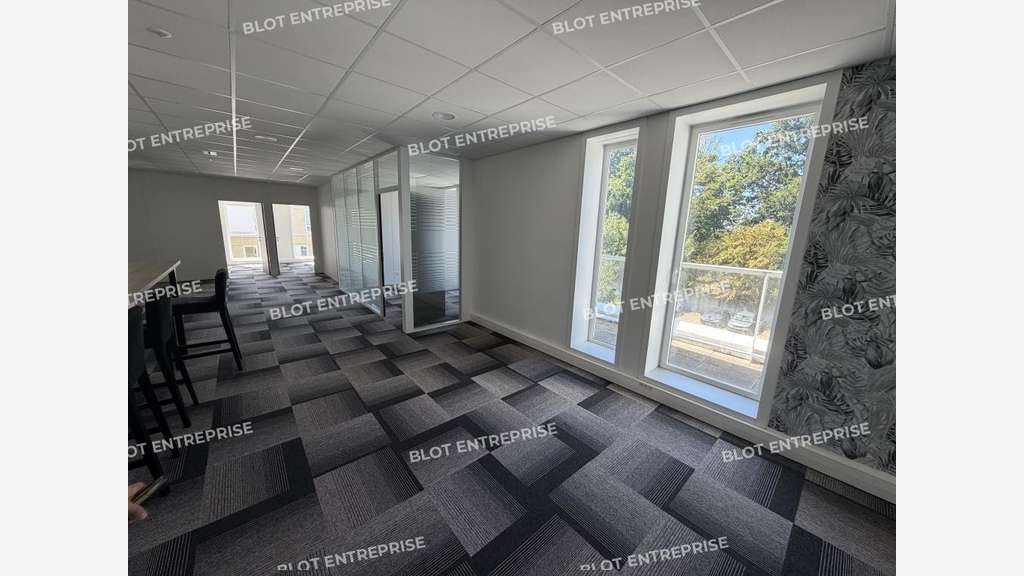 À LOUER - BUREAUX - 352 M² - TREILLIERES