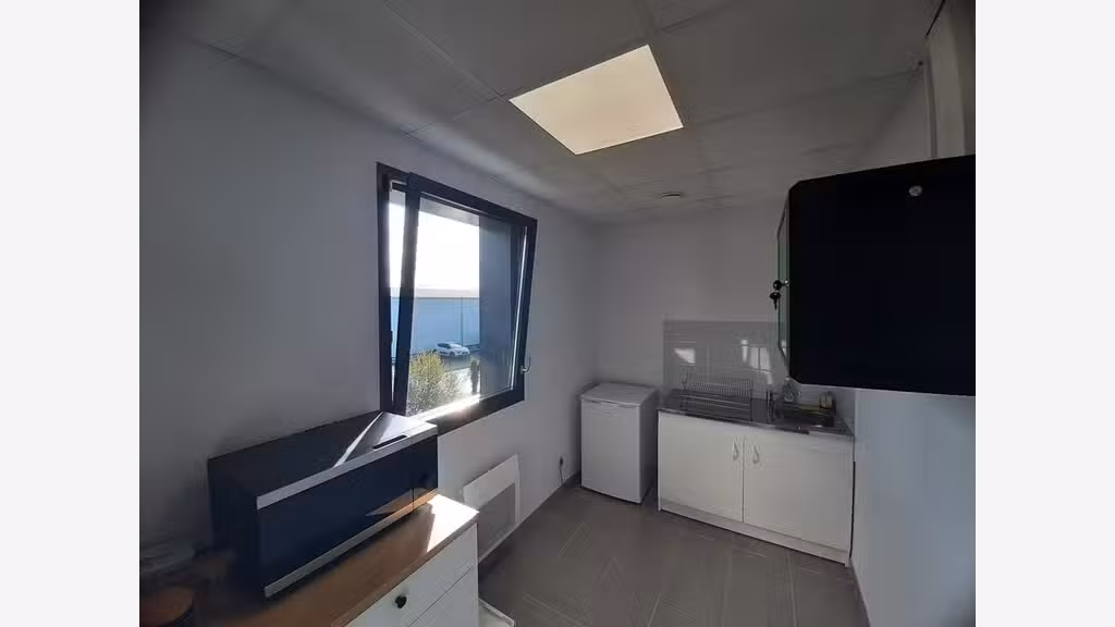 A LOUER BUREAUX ETAT NEUF de 95 m² environ, Porte