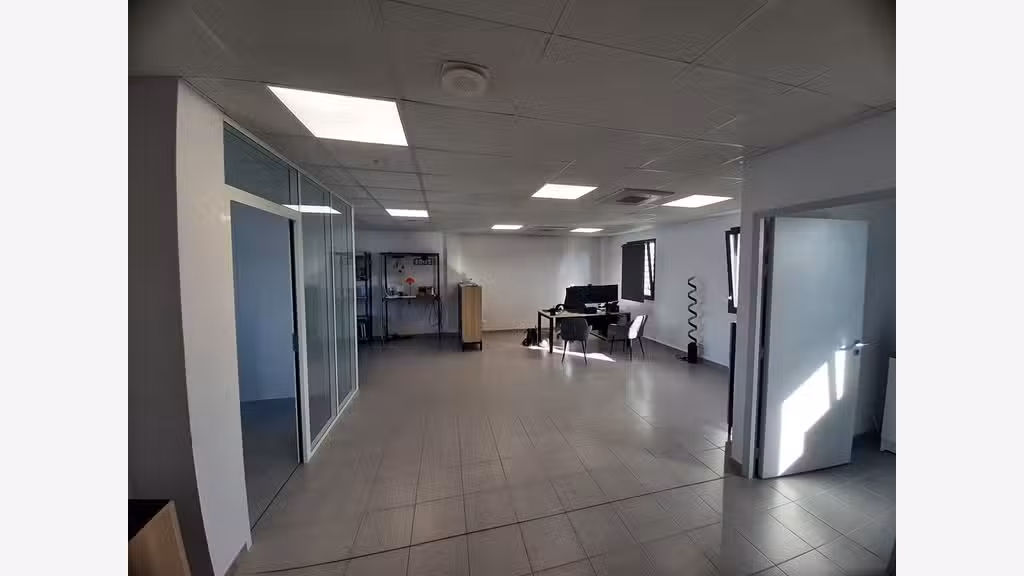 A LOUER BUREAUX ETAT NEUF de 95 m² environ, Porte