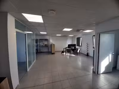 A LOUER BUREAUX ETAT NEUF de 95 m² environ, Porte