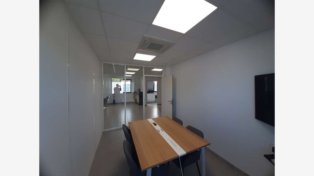 A LOUER BUREAUX ETAT NEUF de 95 m² environ, Porte