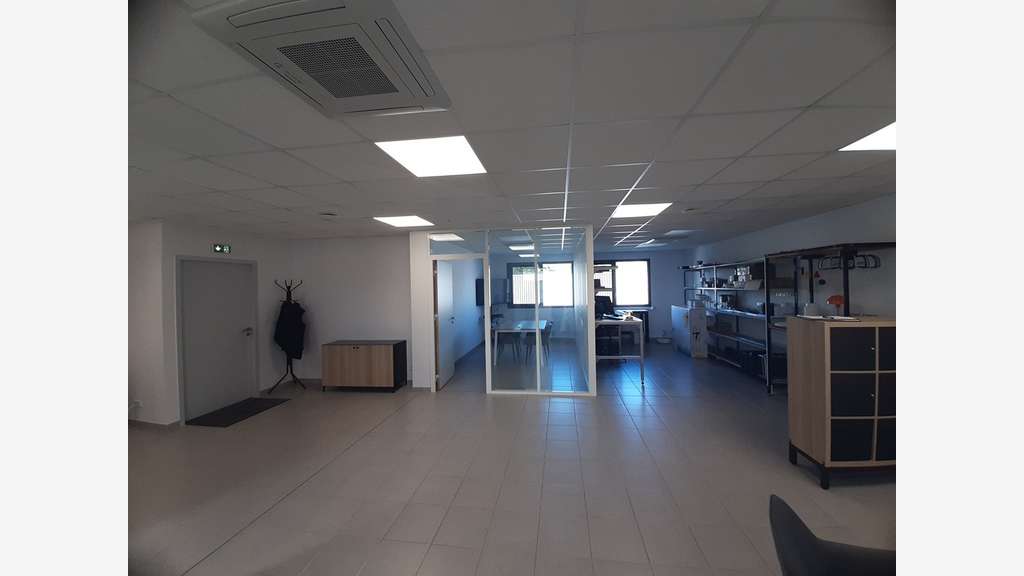 A LOUER BUREAUX ETAT NEUF de 95 m² environ, Porte