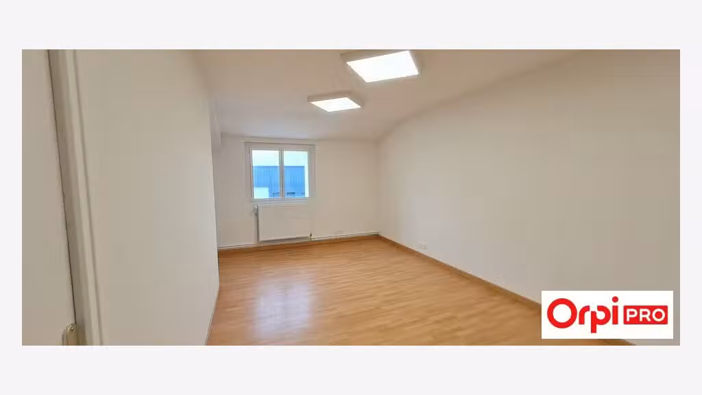 A louer bureaux 47m² RDC bord RN12 Tremuson