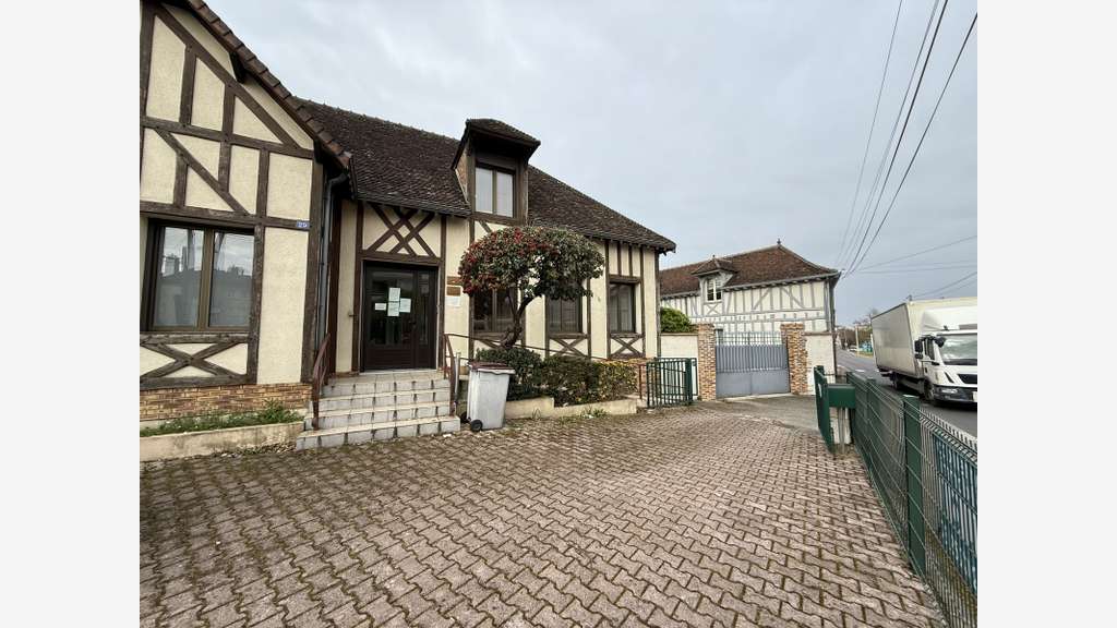 A louer bureaux 100m² proche Clinique de Champagne