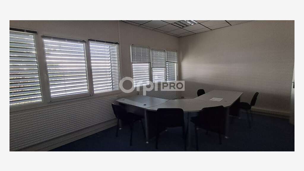 Bureau 270m² à louer à Uzein aérogare 