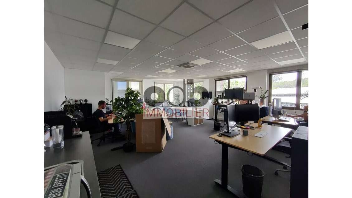 Bureaux 60m² R+1 en open space à louer à Valbonne