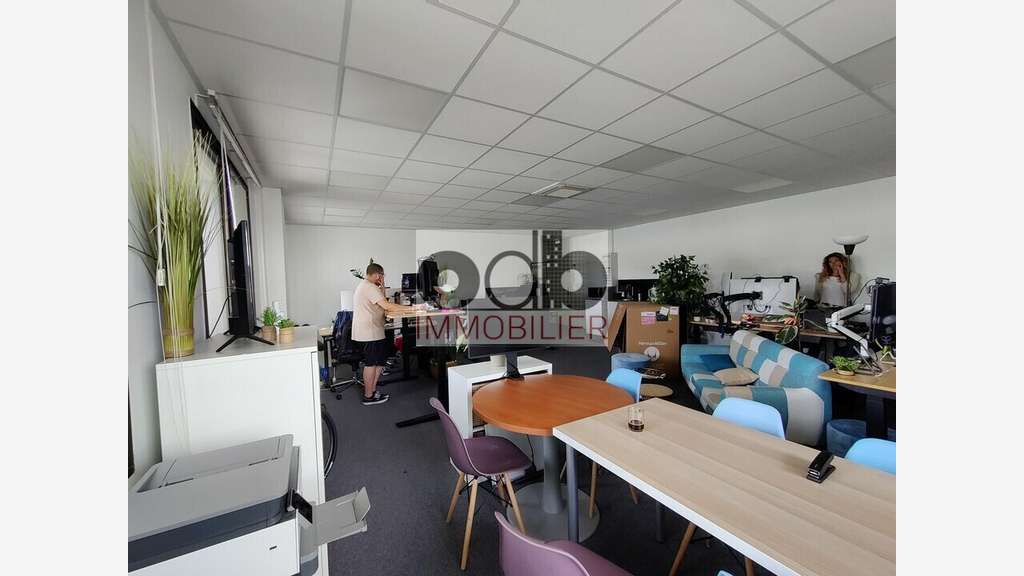 Bureaux 60m² R+1 en open space à louer à Valbonne